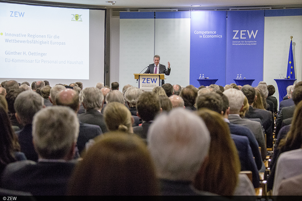 EU-Kommissar Günther Oettinger bei seiner Ansprache zur Gedenkveranstaltung für Lothar Späth am ZEW