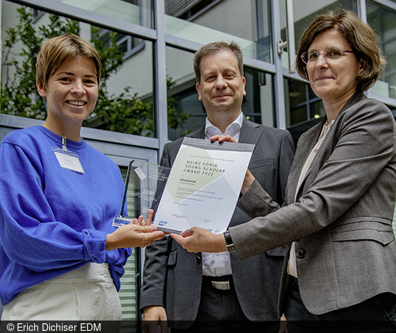 Elisa Gerten, Luka Mucic and Irene Bertschek hold the award certificate together in their hands