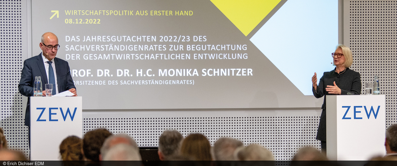 ZEW-Präsident Achim Wambach und Monika Schnitzer vom Sachverständigenrat auf dem Podium bei der Diskussion.