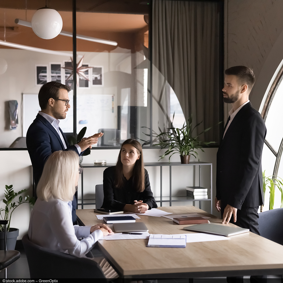 Business-Meeting in einem schönen und modernen Meeting-Raum eines jungen Unternehmens.