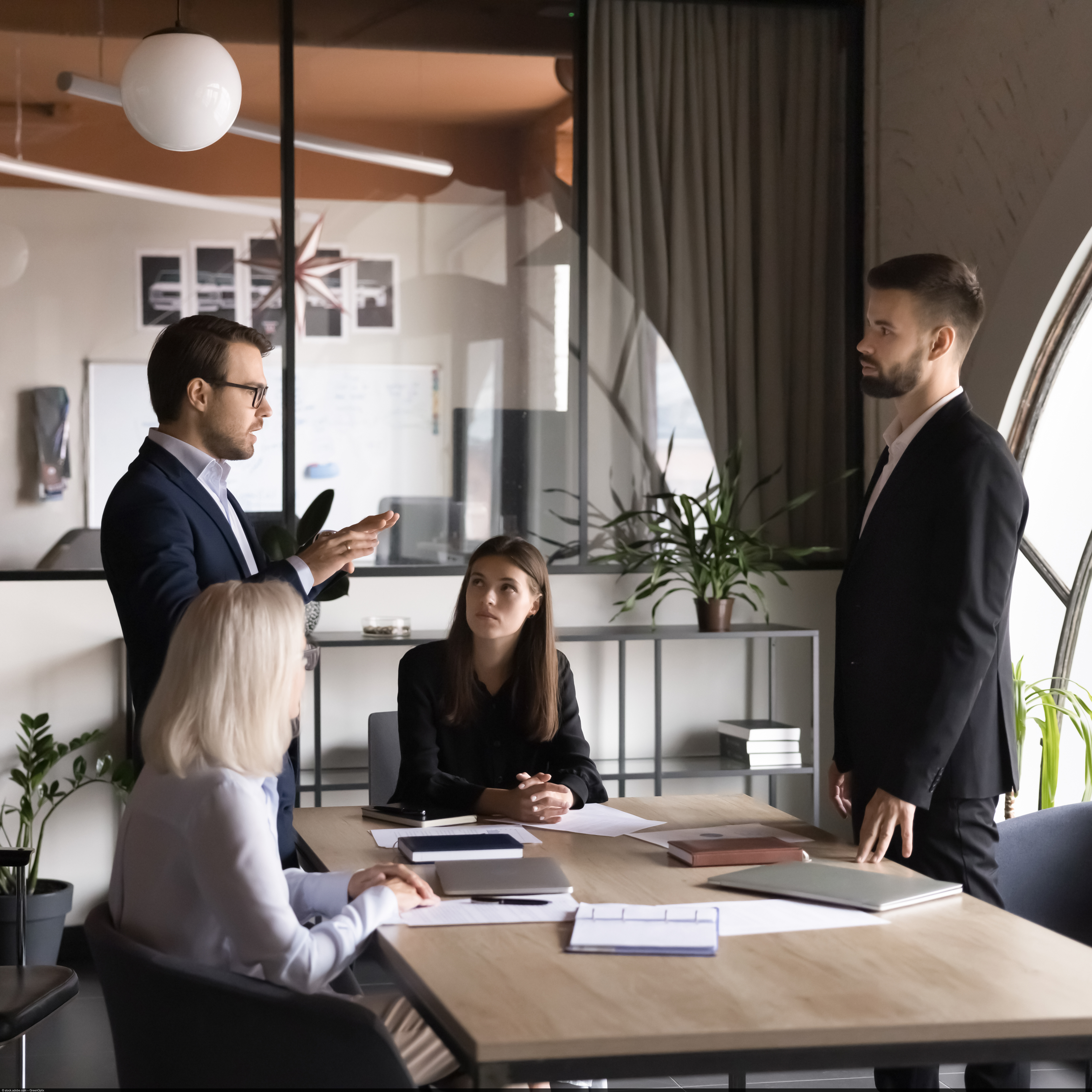 Business-Meeting in einem schönen und modernen Meeting-Raum eines jungen Unternehmens.