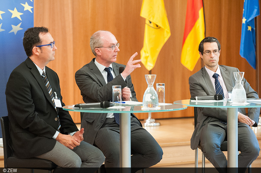 Professor Friedrich Heinemann answers questions of attendees of the ZEW Lunch Debate in Brussels