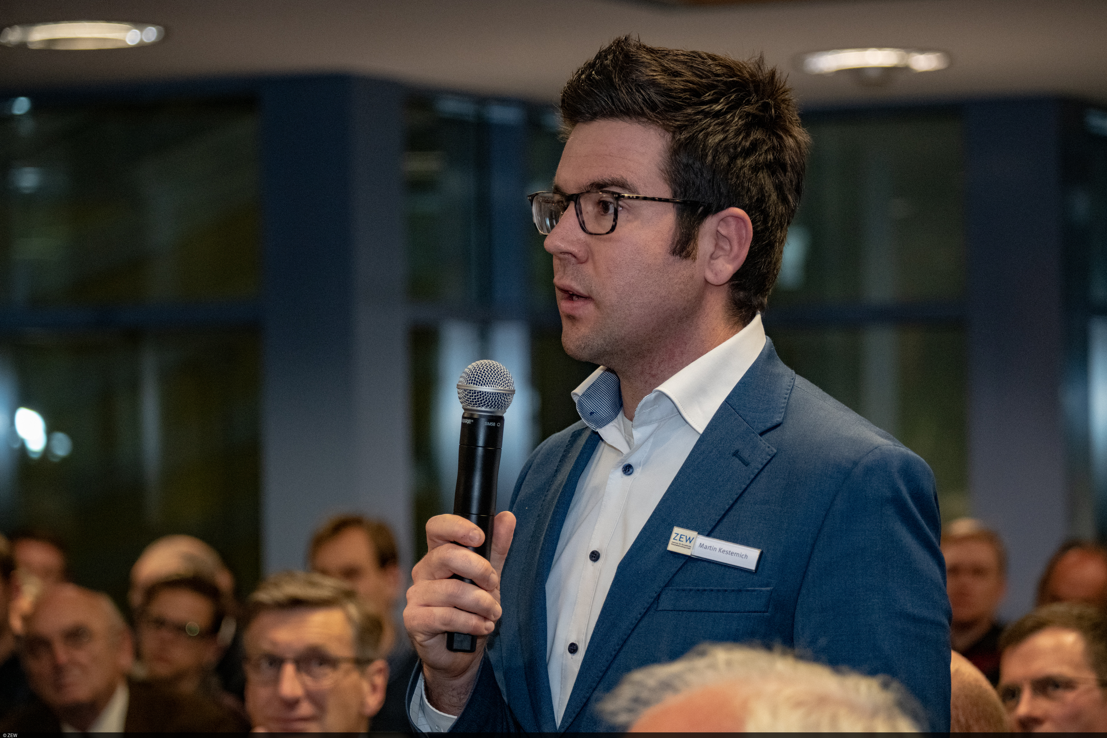 The audience takes part in the discussion with Klaus Fröhlich at ZEW.