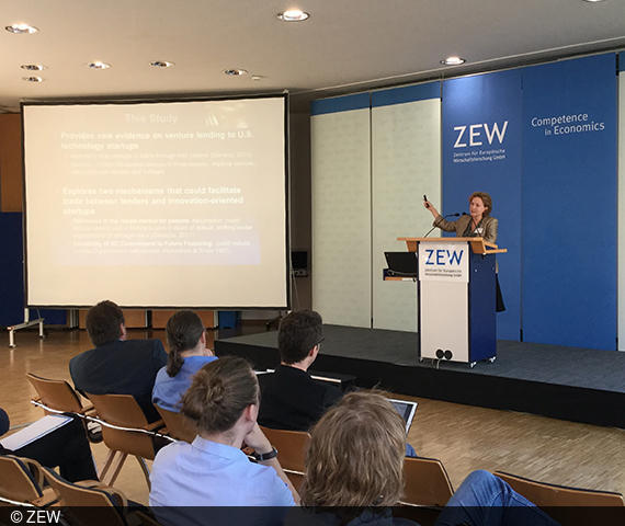 Rosemarie Ziedonis (Boston University) präsentiert Ergebnisse ihres Forschungsprojektes bei der Gründungskonferenz am ZEW.
