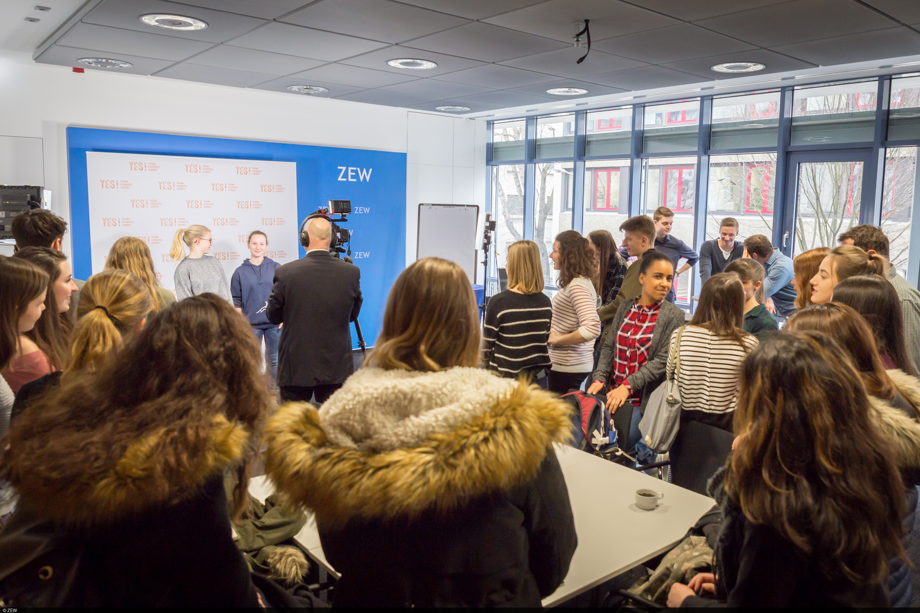 22 Schülerteams beschäftigen sich im Rahmen des "YES! – Young Economic Summit" mit wirtschaftlichen und gesellschaftlichen Herausforderungen für die junge Generation.