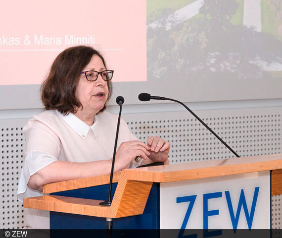 Maria Minniti referiert auf der vierten internationalen Gründungskonferenz