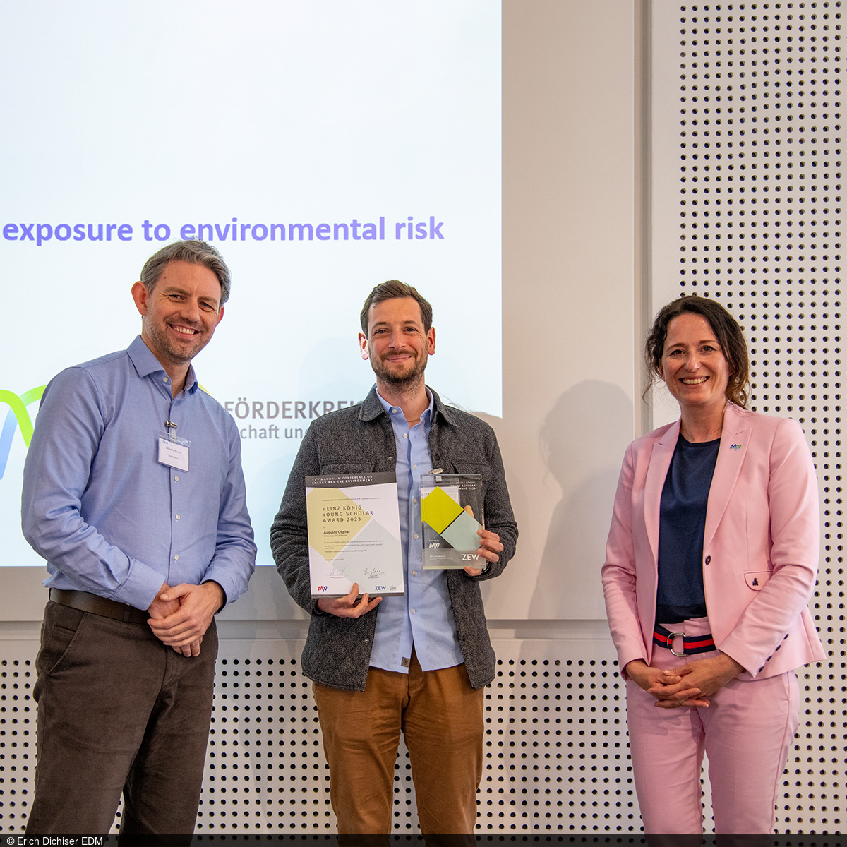 Sebastian Rausch (Head of the ZEW Research Unit "Environmental and Climate Economics"), Augusto Ospital (winner of the Heinz-König-Award) and Verena Amann (HR Director at MVV Energie AG) at the presentation of the Heinz-König-Award 2023