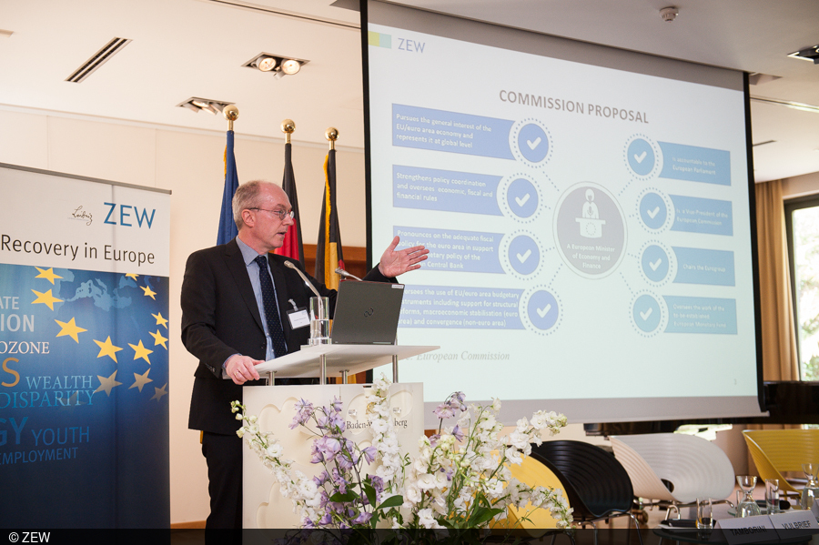 Friedrich Heinemann speaks to the audience.