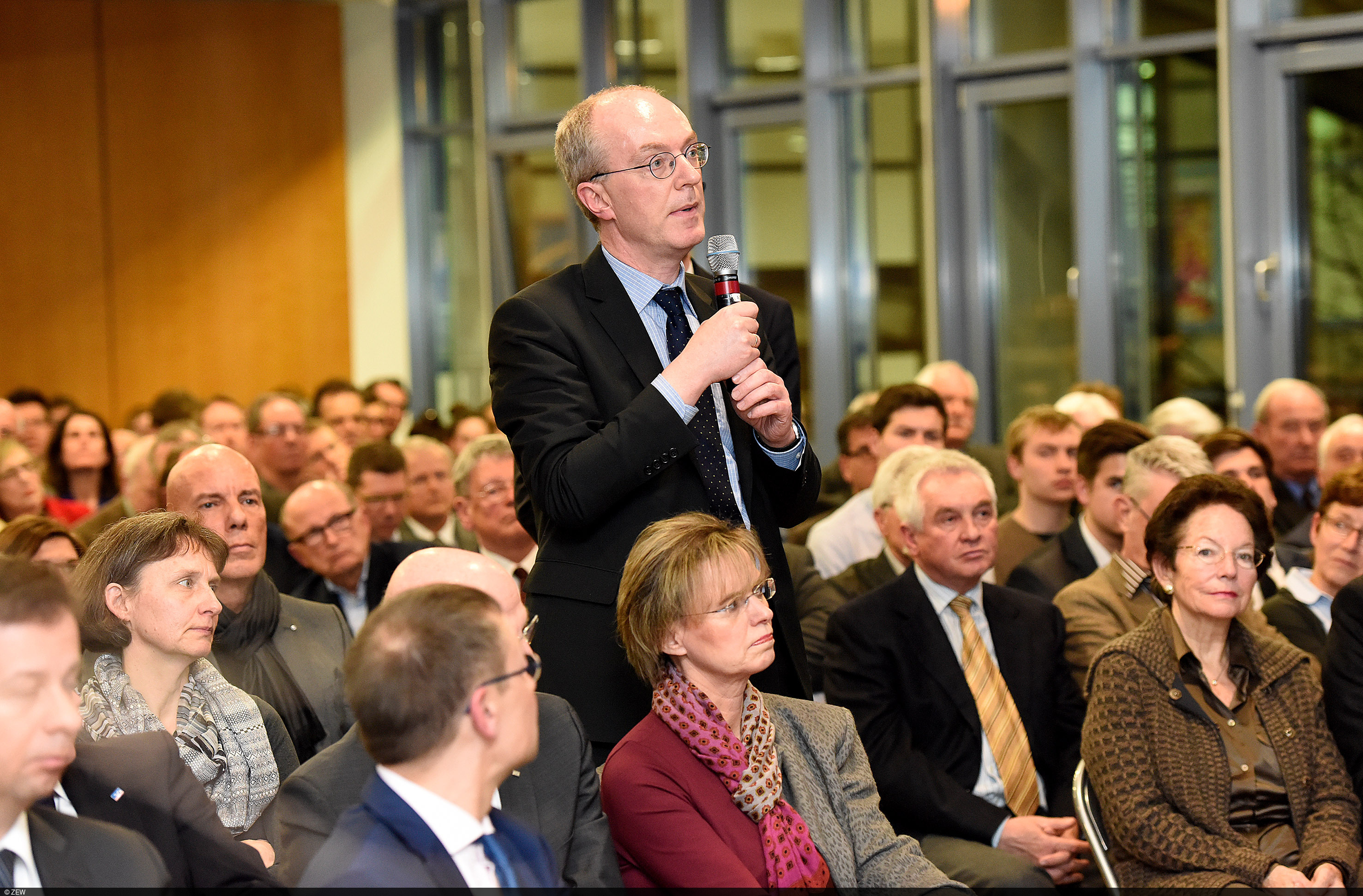 Prof. Dr. Friedrich Heinemann, Fachbereichsleiter am ZEW, stellt eine Publikumsfrage