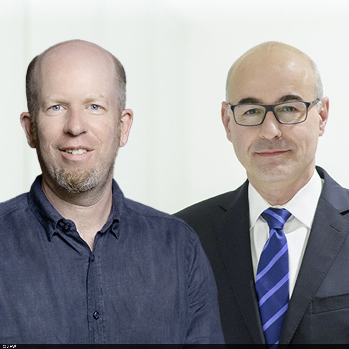 Portraitbild von Prof. Holger Stichnoth (links) und ZEW-Präsident Achim Wambach (rechts im Bild) vor einem strukturierten, hellen Hintergrund blauen Hintergrund