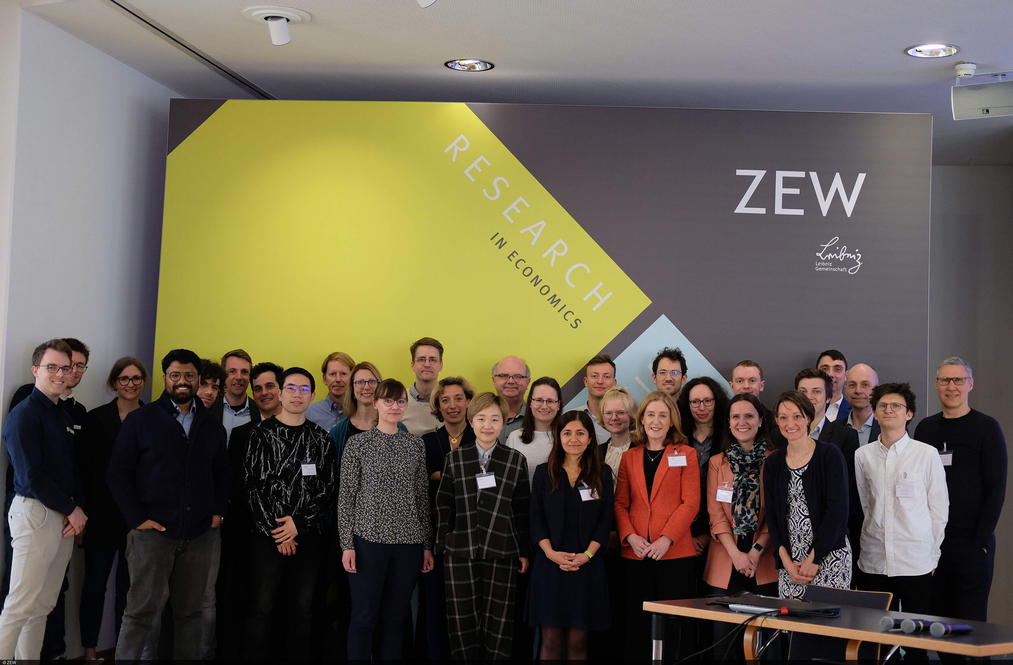 Die Teilnehmerinnen und Teilnehmer der Konferenz zum Thema Altern und nachhaltige Finanzen 2023 am ZEW Mannheim.