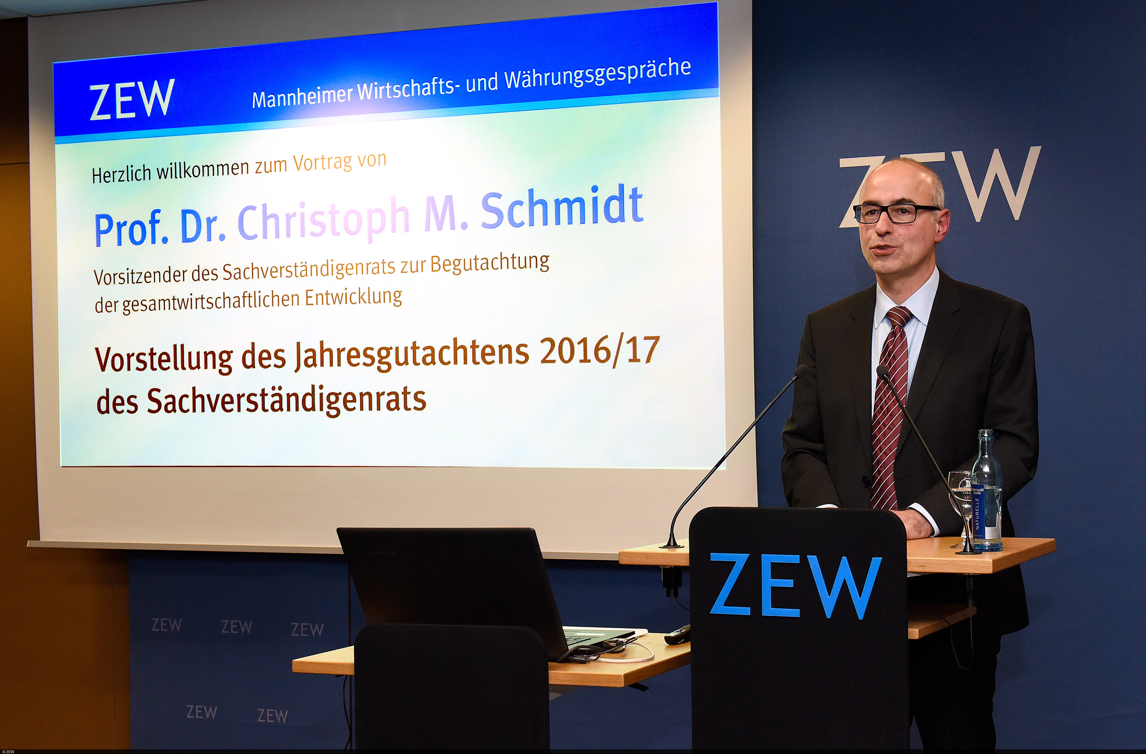 Christoph Schmidt presents the annual report 2016/17 of the Council of Economic Experts at ZEW