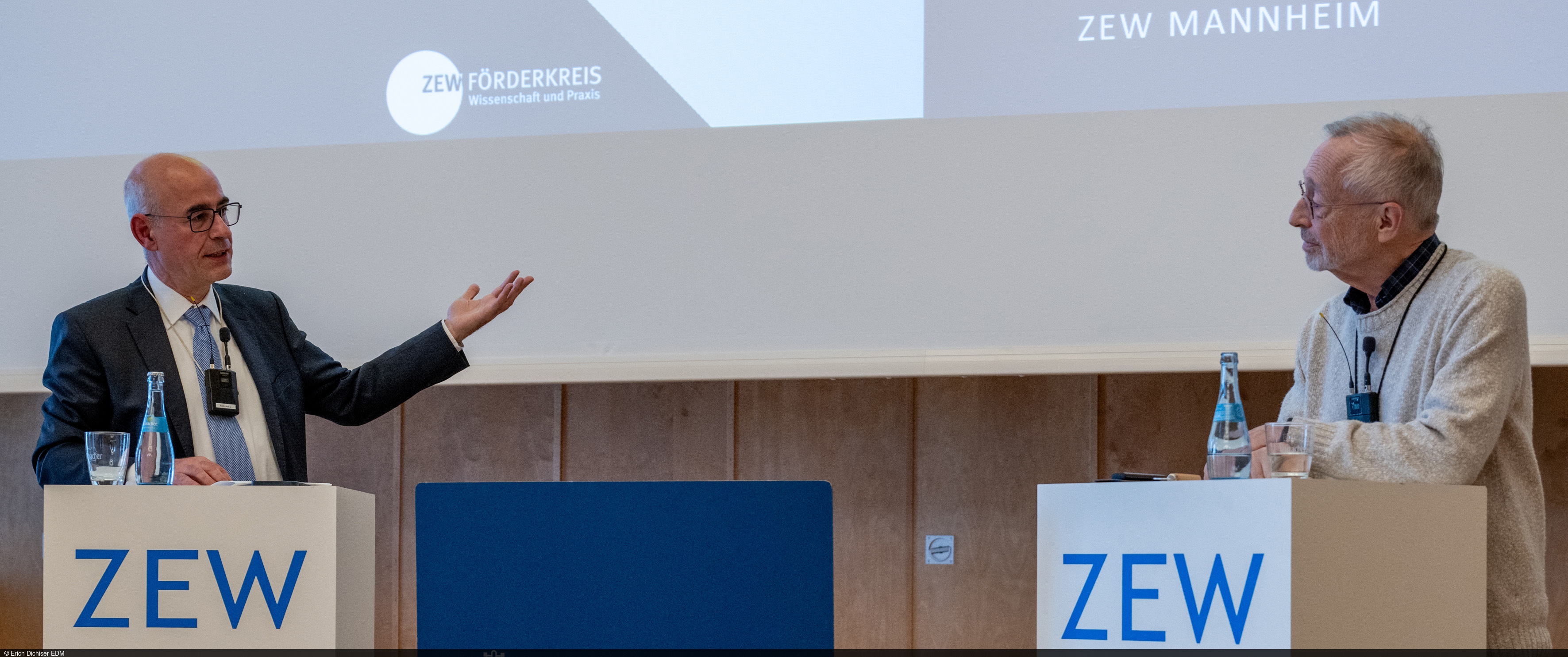 ZEW-Präsident Achim Wambach diskutiert im Anschluss an den Vortrag mit Nobelpreisträger Paul Milgrom zu Fragen des Marktdesigns.