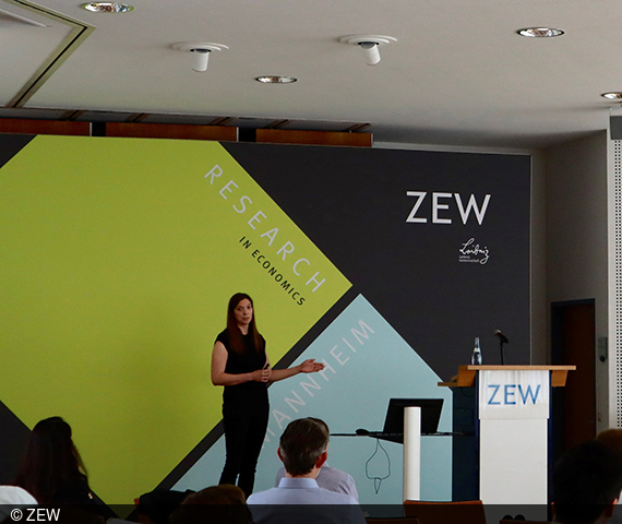 Picture of Erica Myers during her lecture at ZEW