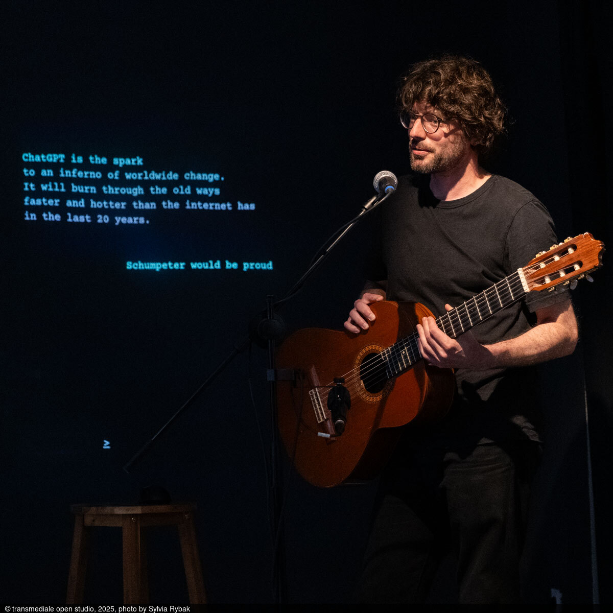 Stefan Karrer, Artist in Residence 2026 am ZEW Mannheim, mit Gitarre auf einer Bühne.
