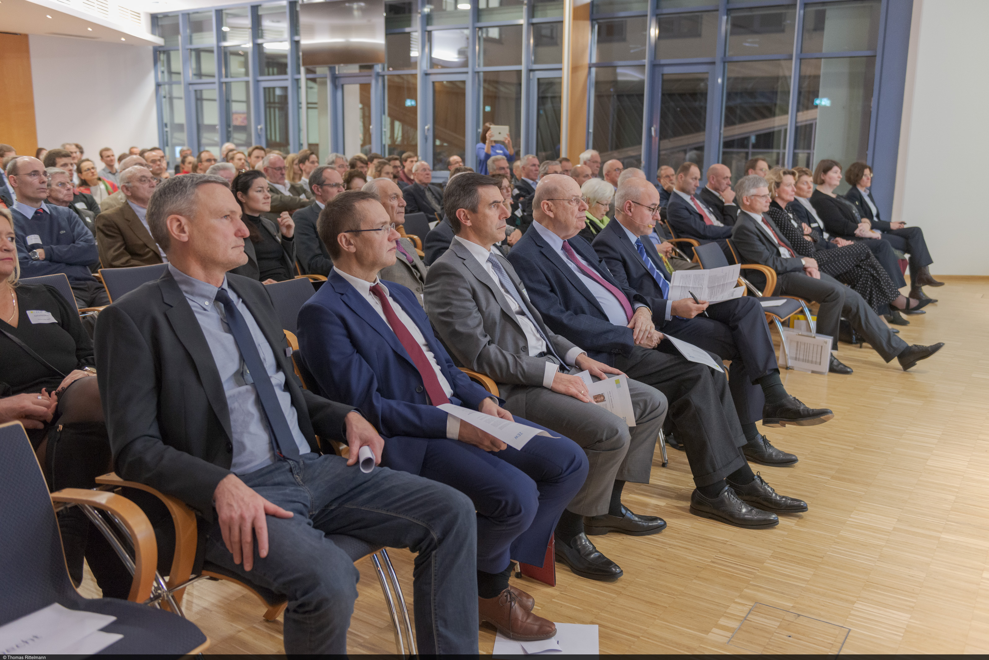 Zahlreiche Gäste erscheinen zum Vortrag von Sabina Jeschke am ZEW.