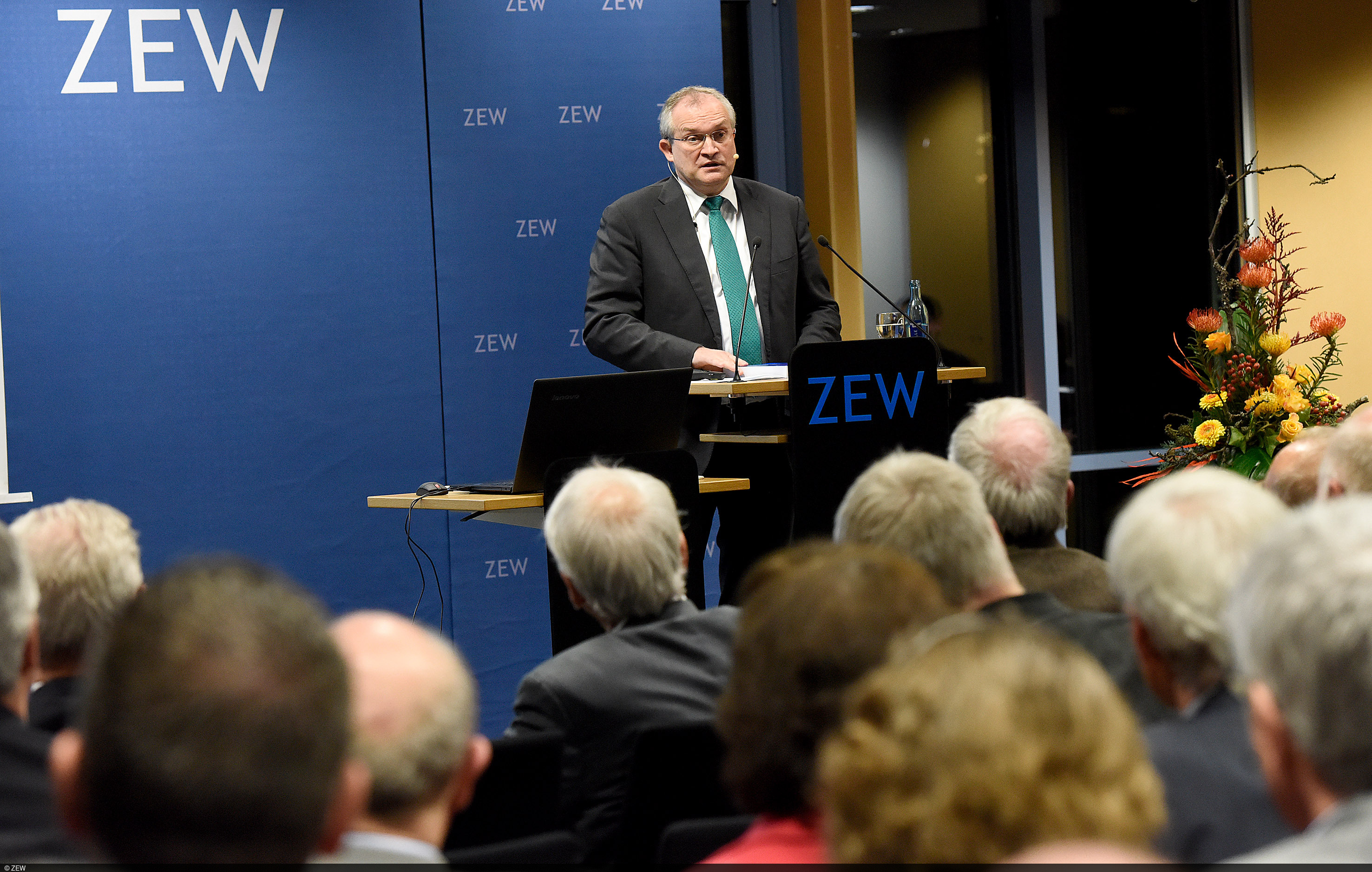 Christoph Schmidt presents the annual report 2016/17 of the Council of Economic Experts at ZEW