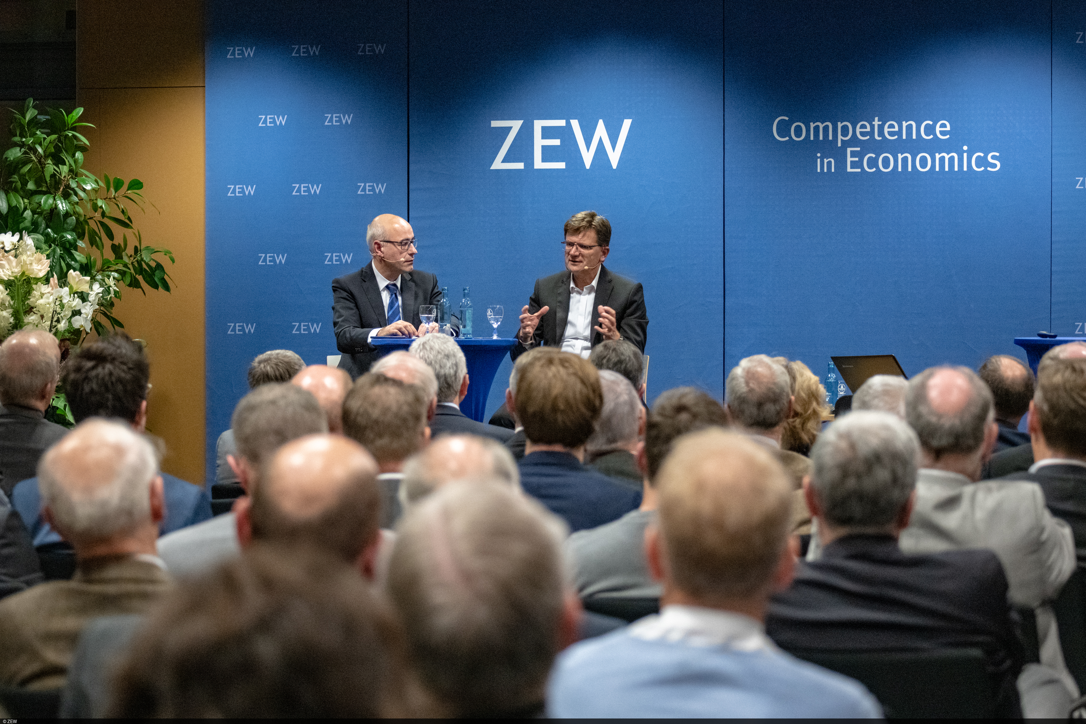 ZEW president Achim Wambach and Klaus Fröhlich during the discussion with the audience