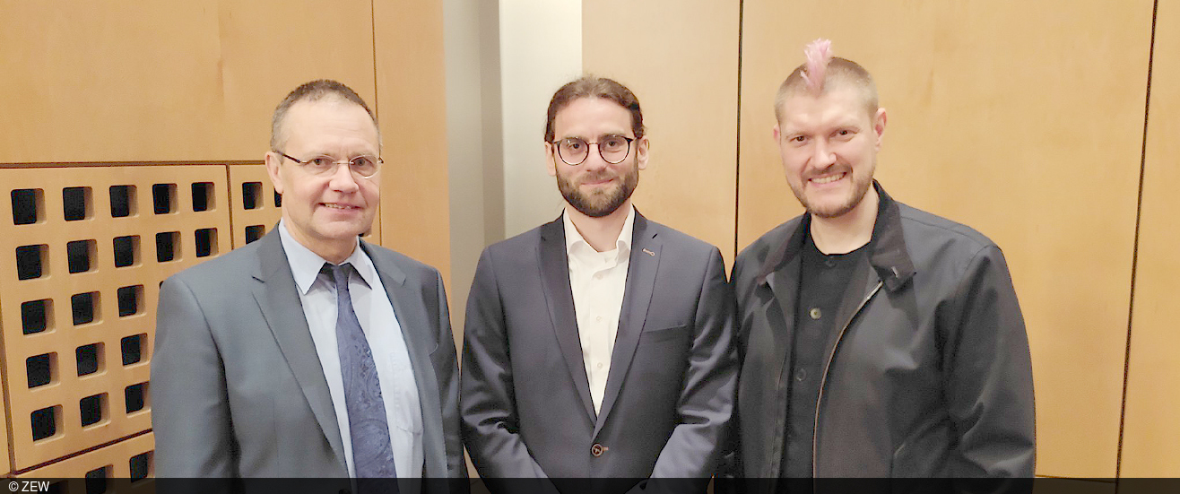 Gruppenbild, von links nach rechts: ZEW-Direktor Thomas Kohl, Preisträger Boris Ivanov, Sascha Lobo