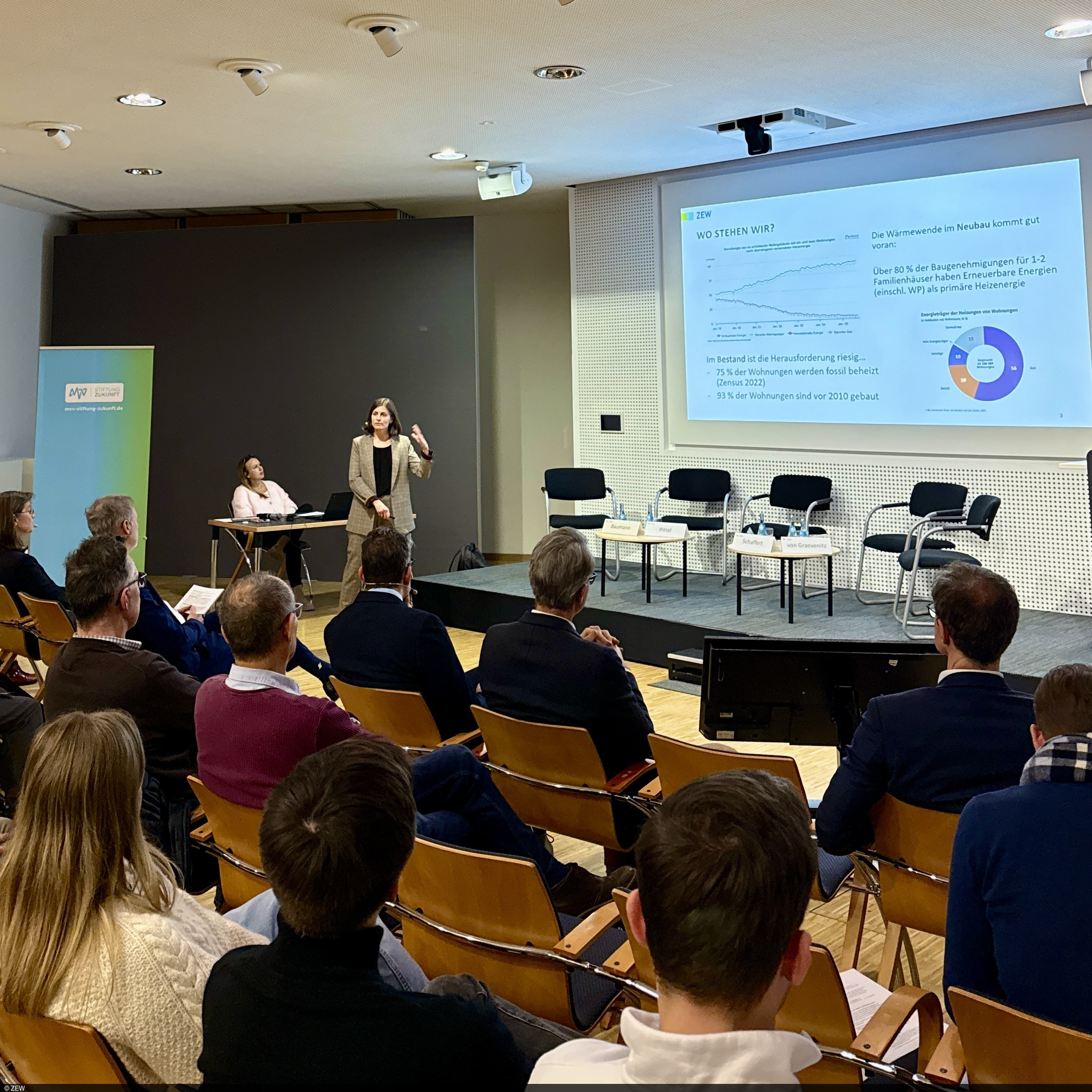 Prof. Kathrine von Graevenitz (ZEW Mannheim) im Vortrag vor Publikum