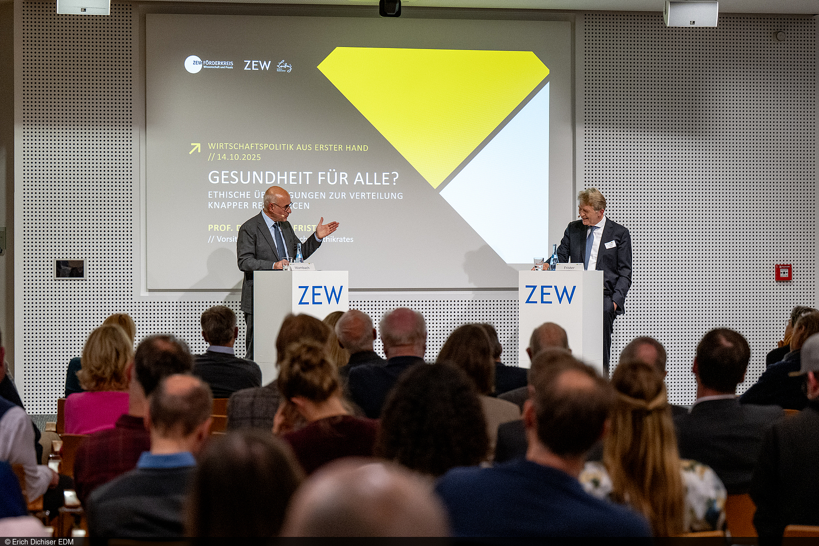Prof. Achim Wambach, PhD in der Diskussion mit Prof. Dr. Helmut Frister.
