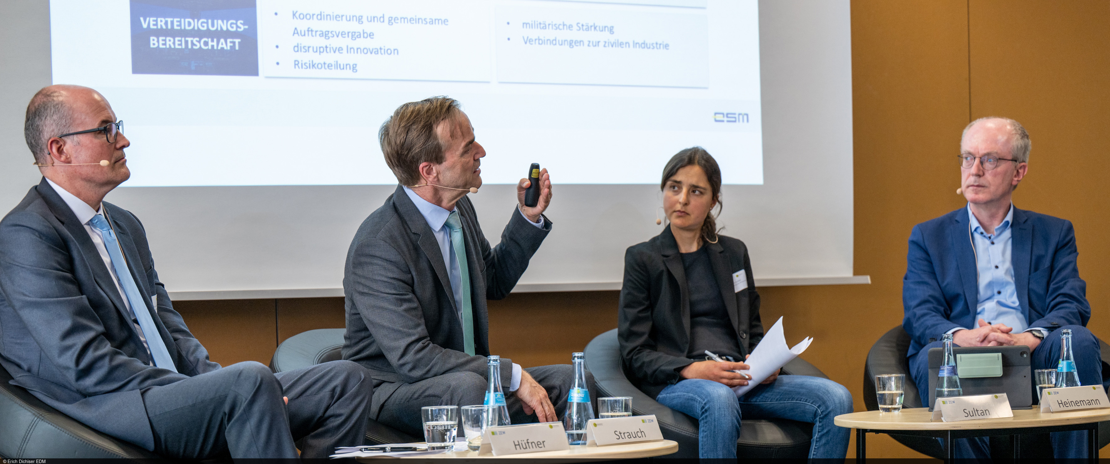 Dr. Felix Hüfner, Chefvolkswirt Deutschland und Europaökonom der UBS Investment Bank, Rolf Strauch, PhD, Chief Economist und Management Board Member des European Stability Mechanism (ESM) und der European Financial Stability Facility (EFSF), Dr. Samina Sultan, Senior Economist für europäische Wirtschaftspolitik und Außenhandel am Institut der deutschen Wirtschaft (IW Köln) und Prof. Dr. Friedrich Heinemann, ZEW Mannheim während der Diskussion