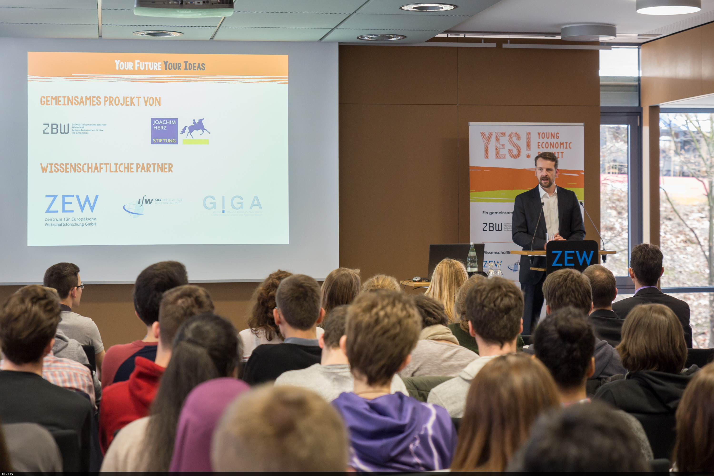 22 Schülerteams beschäftigen sich im Rahmen des "YES! – Young Economic Summit" mit wirtschaftlichen und gesellschaftlichen Herausforderungen für die junge Generation.