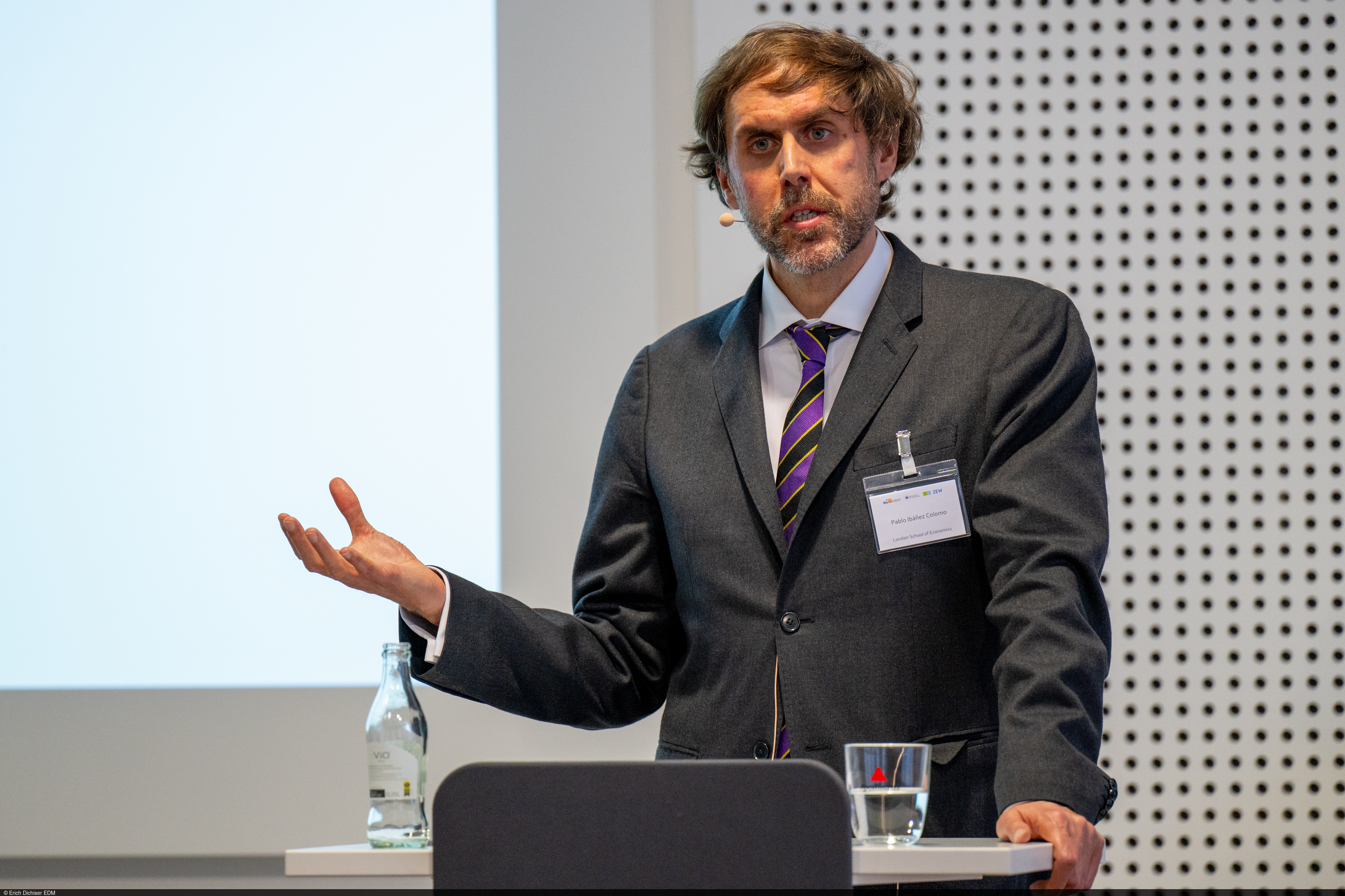 Prof. Pablo Ibáñez Colomo (LSE) während seiner Keynote
