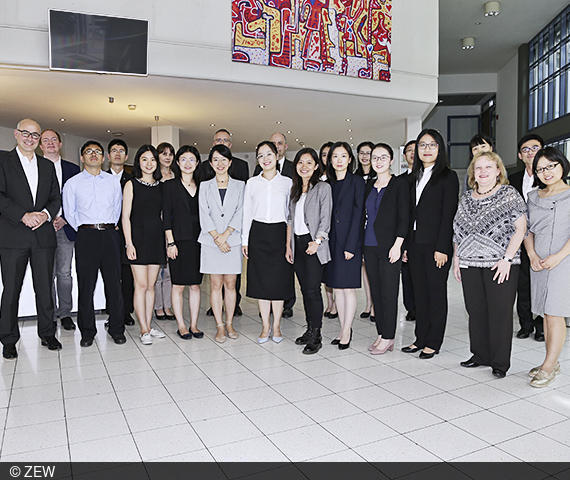 Following this year’s “6th Lindau Meeting on Economic Sciences”, a 15-member delegation of Chinese doctoral and postdoctoral students visited ZEW.