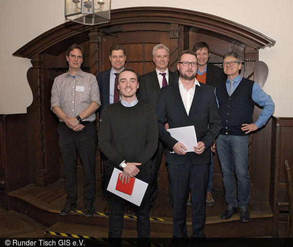 Die Preisträger Jan Kinne und Dr. Robert Kaden (im Vordergrund v.l.) mit Vertretern des Runder Tisch GIS e.V. bei der Preisverleihung