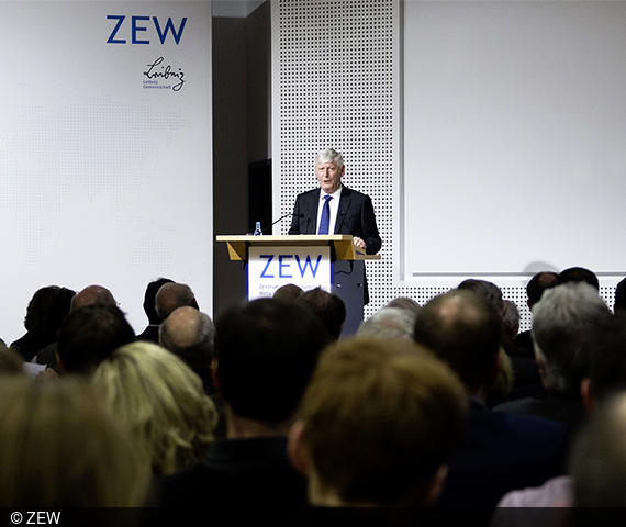 Rolf Martin Schmitz focused on the energy transition during his speech at ZEW