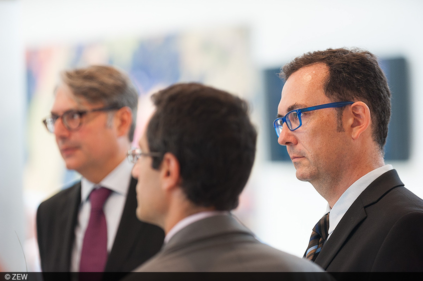 Prof. Albert Solé-Ollé und zwei Teilnehmer während der ZEW Lunch Debate in Brüssel