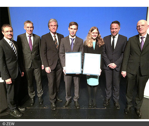 Jury members and prize winners (from left to right): ZEW Director of Business and Administration Thomas Kohl, Carsten Müller (Volksbank Weinheim), Professor Rolf-Jürgen Ahlers, Johannes Gönsch, Dr. Fabienne Rasel, Professor Andreas Peichl and Manfred Soßo