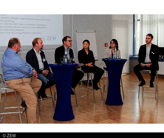 Ideas on the reduction in traffic volume were dicussed at the panel