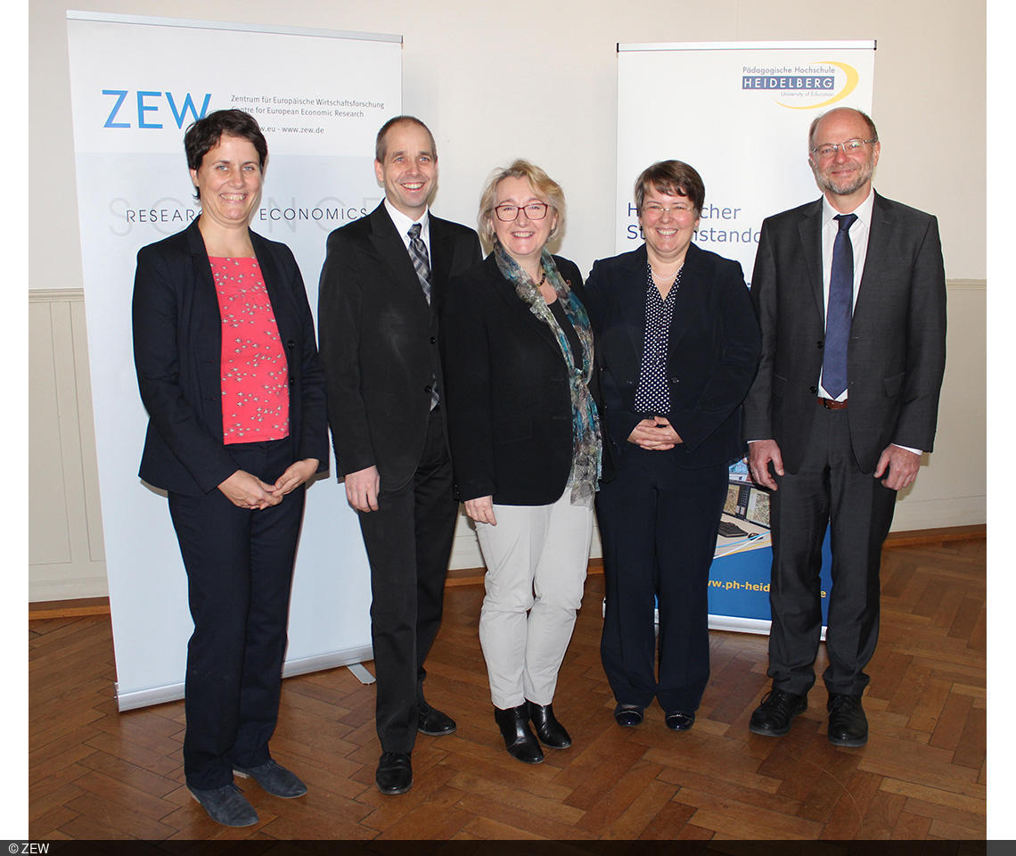 Beim offiziellen Startschuss für das Reallabor Asyl in der Rhein-Neckar-Region (v.l.): Dr. Monika Gonser, Prof. Dr. Holger Bonin, Ministerin Theresia Bauer MdL, Prof. Dr. Anne Berkemeier sowie Prof. Dr. Hans-Werner Huneke. Bild: PH Heidelberg