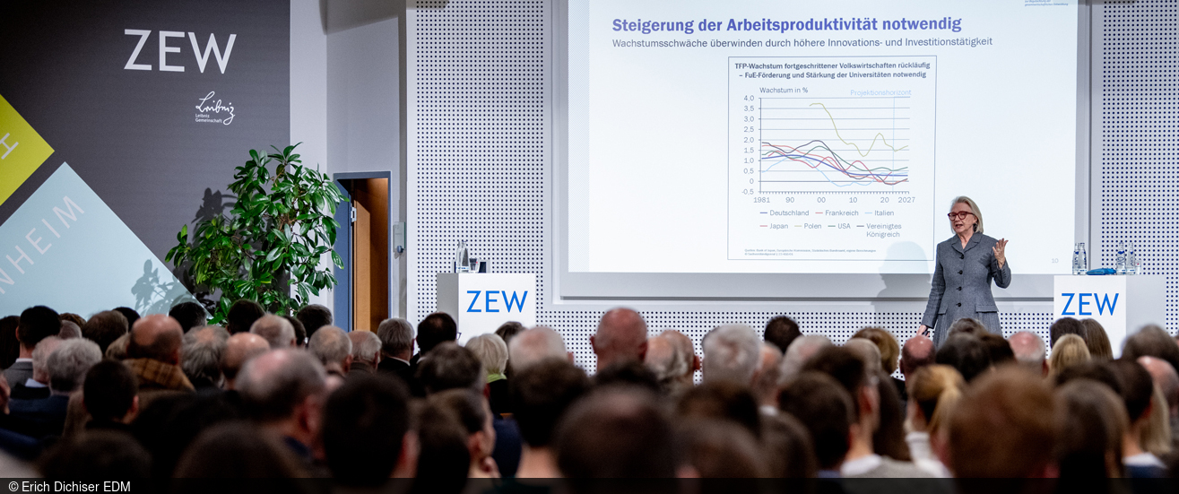 Monika Schnitzer auf der Bühne bei der Präsentation des Jahresgutachtens 2023/24.