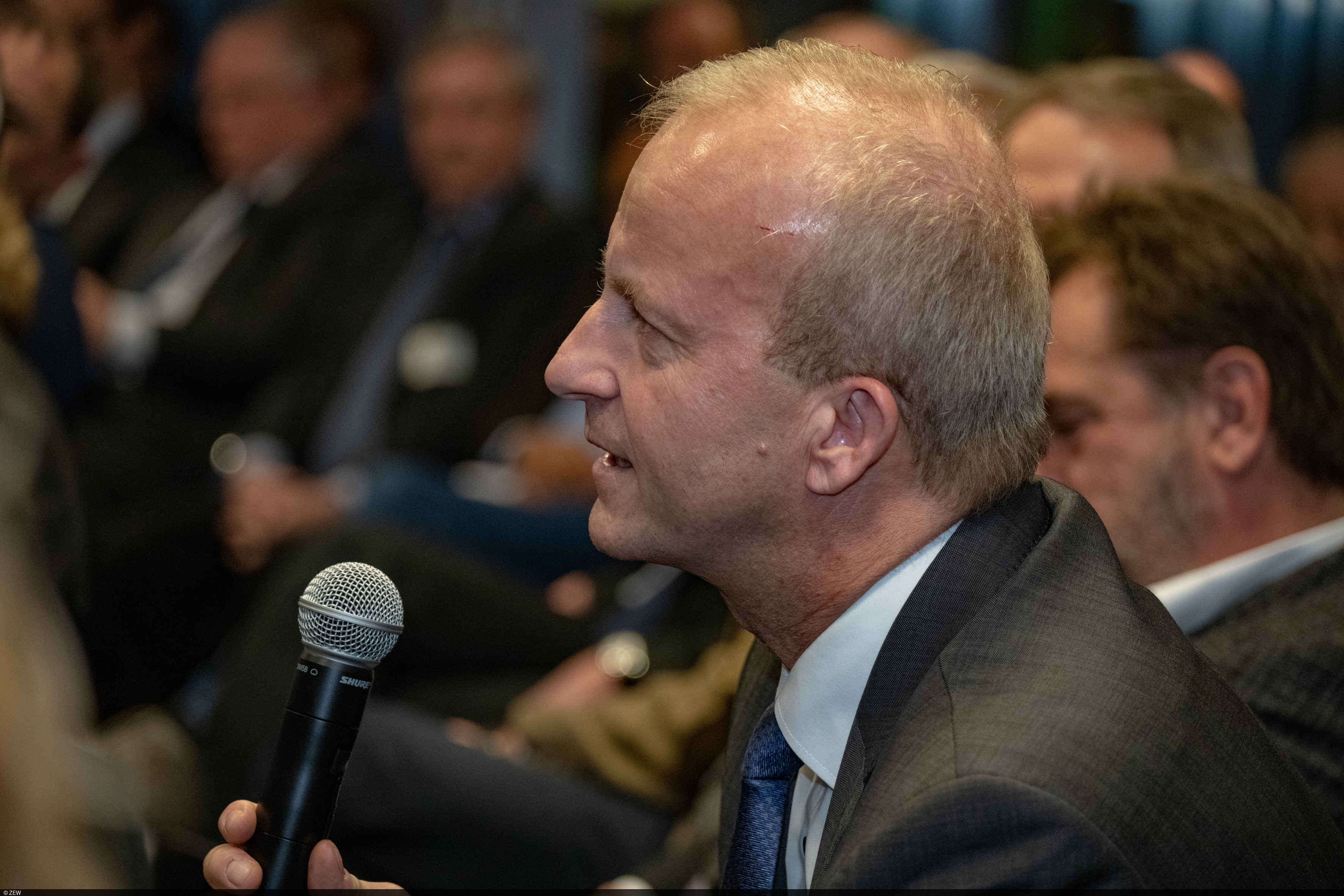 The audience takes part in the discussion with Klaus Fröhlich at ZEW.