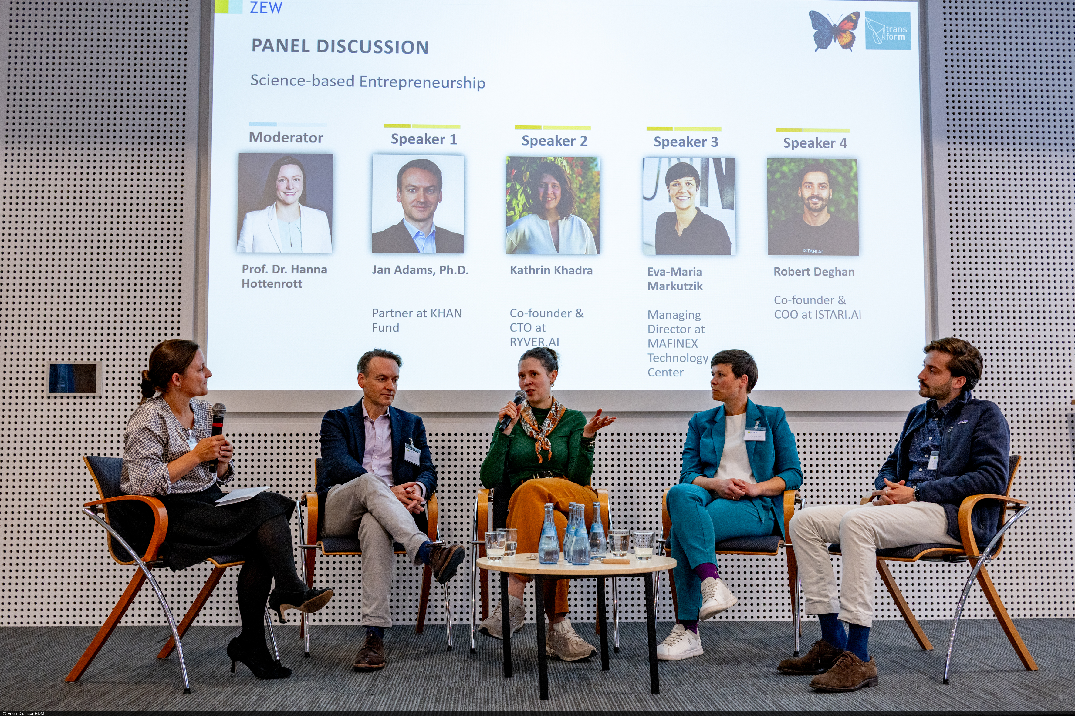 Die Diskutanten während der Paneldiskussion auf dem Podium