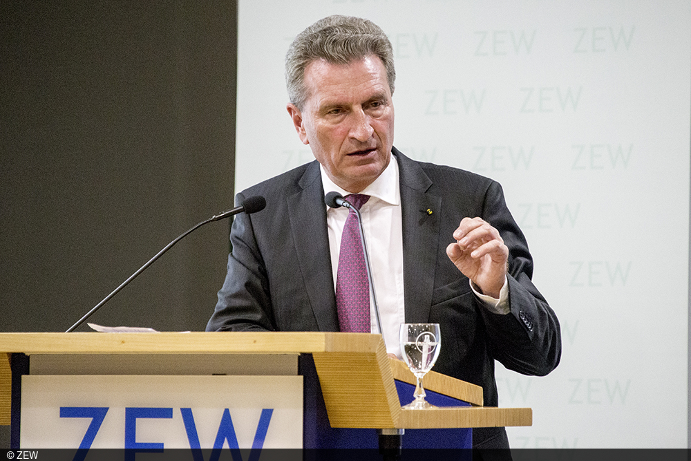 EU-Kommissar Günther Oettinger bei seiner Ansprache zur Gedenkveranstaltung für Lothar Späth am ZEW