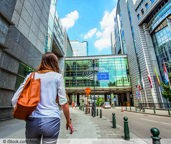Symbolbild einer Frau vor dem europäischen Gebäude.