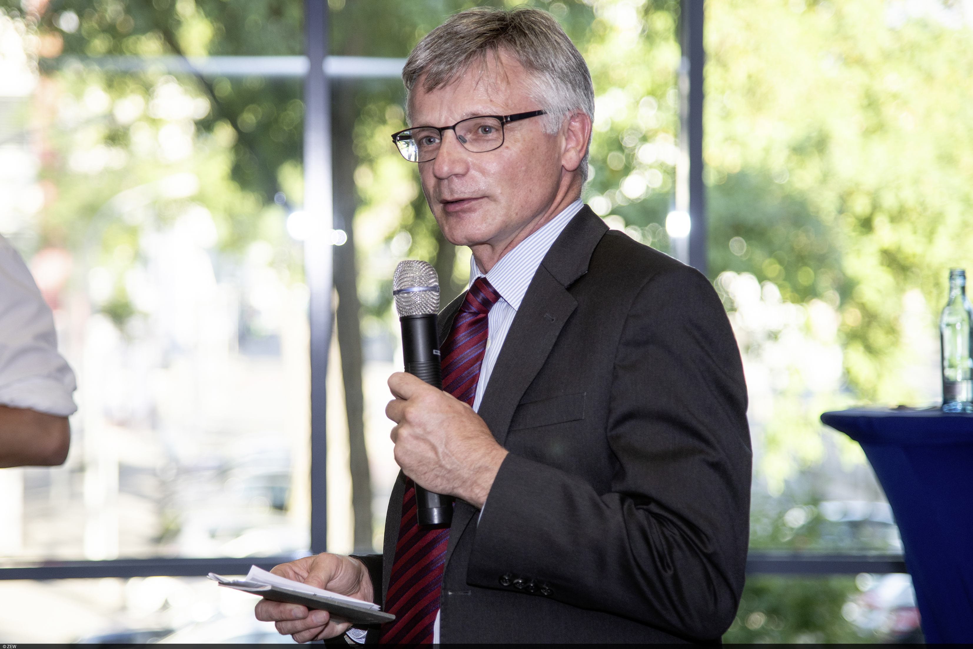 Dr. Georg Müller beteiligt sich an der Fragerunde im Anschluss an den Vortrag.
