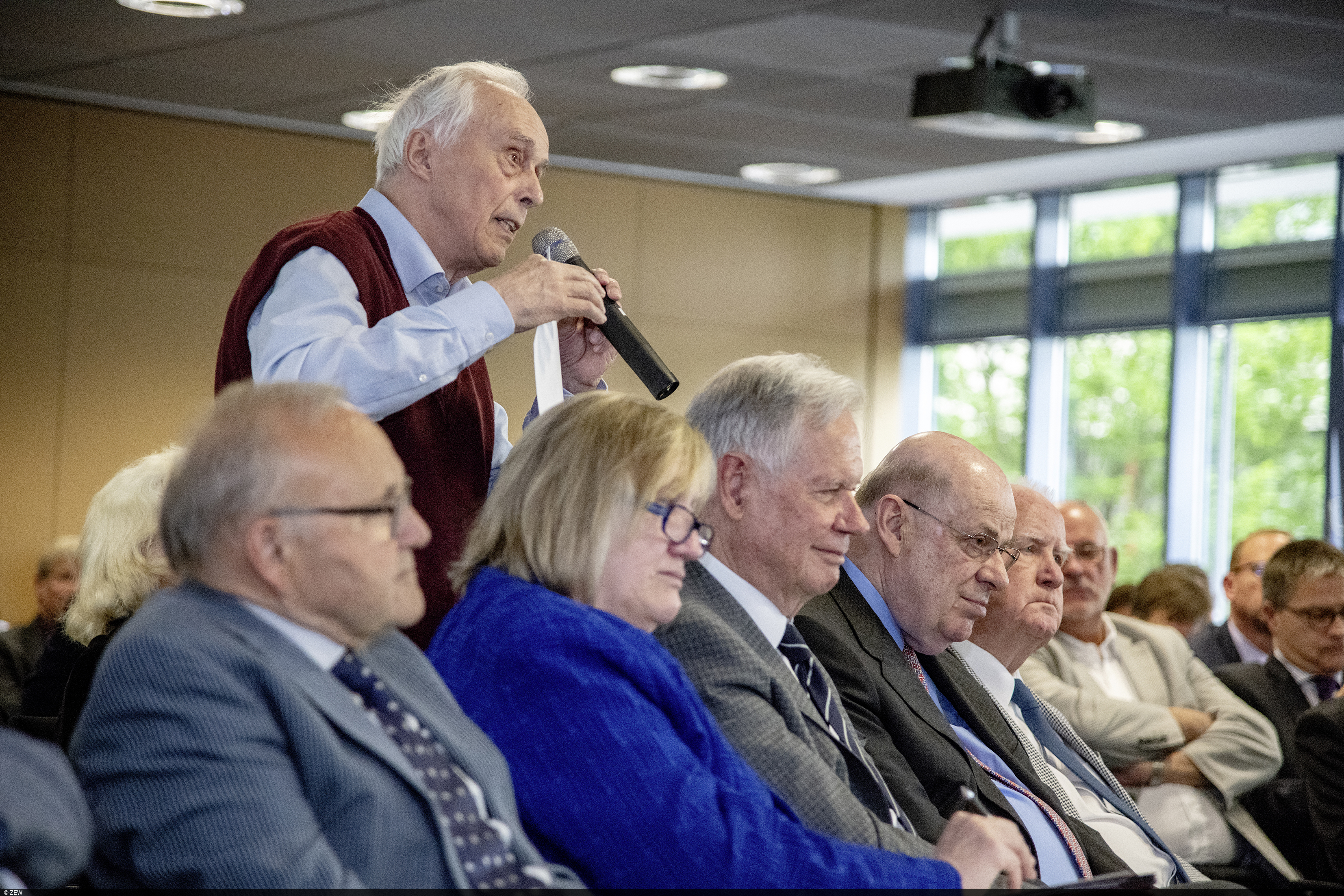 Zuschauer des ZEW-Vortrags im Diskurs mit Bundesbankpräsident Jens Weidmann 
